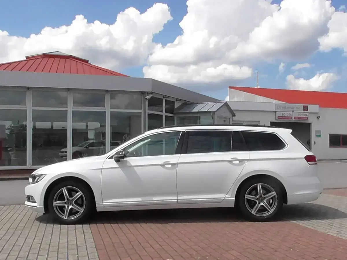 Gebraucht VW Passat Comfortline 150 PS (110 kW) 2018 Pure white Kombi