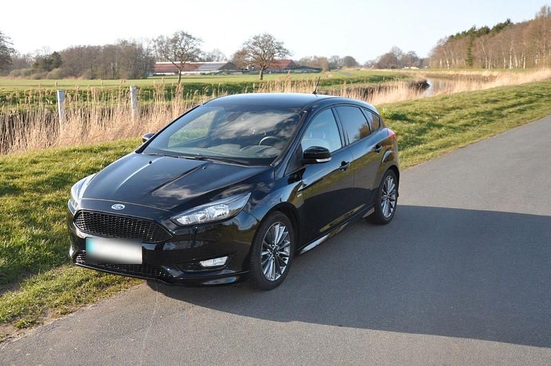 Gebraucht Ford Focus ST-Line 125 PS (91 kW) 2017 Schwarz Limousine