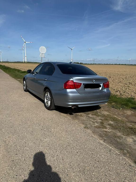 Gebraucht BMW 318 143 PS (105 kW) 2009 Silber Limousine