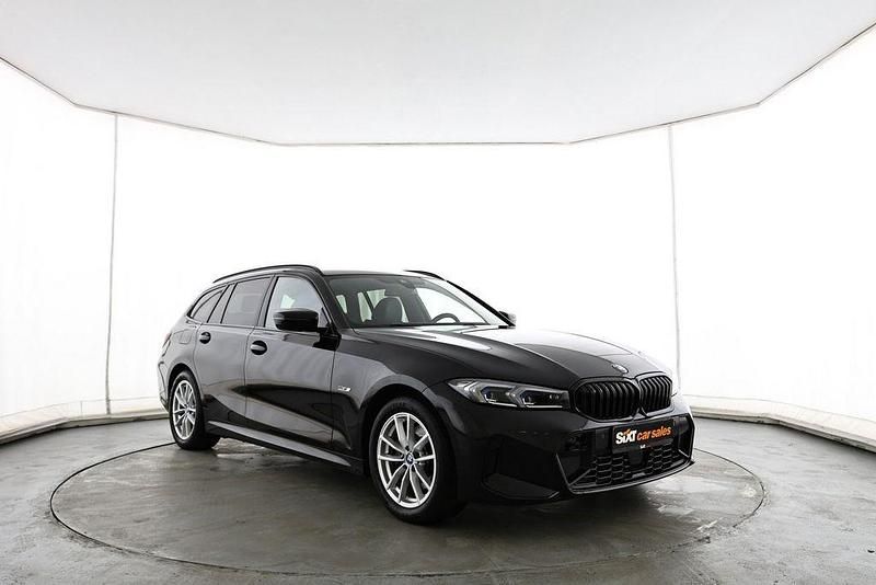 Schwarz Gebraucht 2022 BMW 330e M Sport Kombi | 29.879 € (Guter Preis) - Bild 1/4