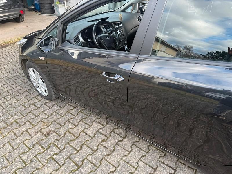 Second-hand Kia Ceed 99 CP (72 kW) 2015 Negru Hatchback