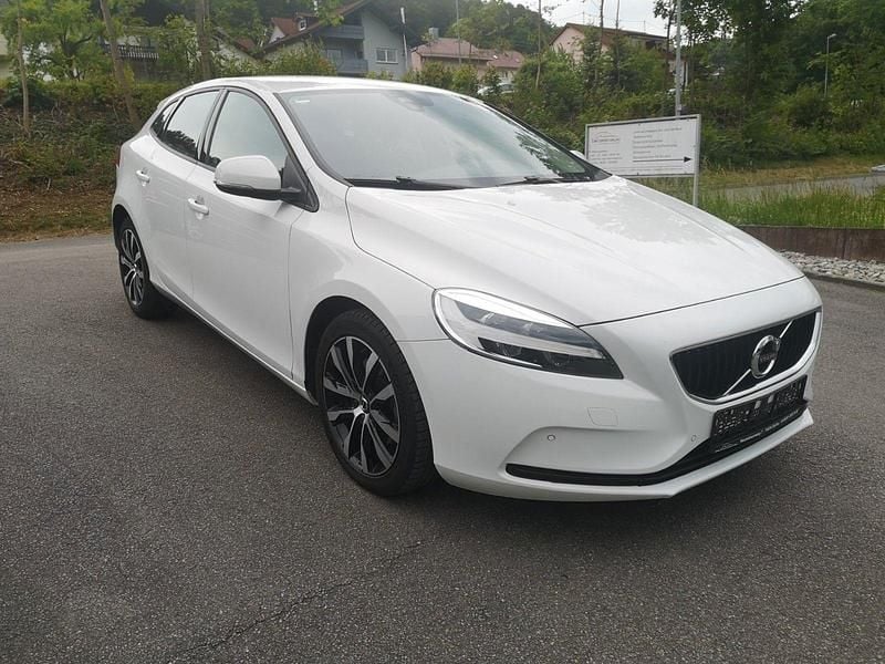 Gebraucht Volvo V40 Momentum 122 PS (89 kW) 2019 Weiß Limousine