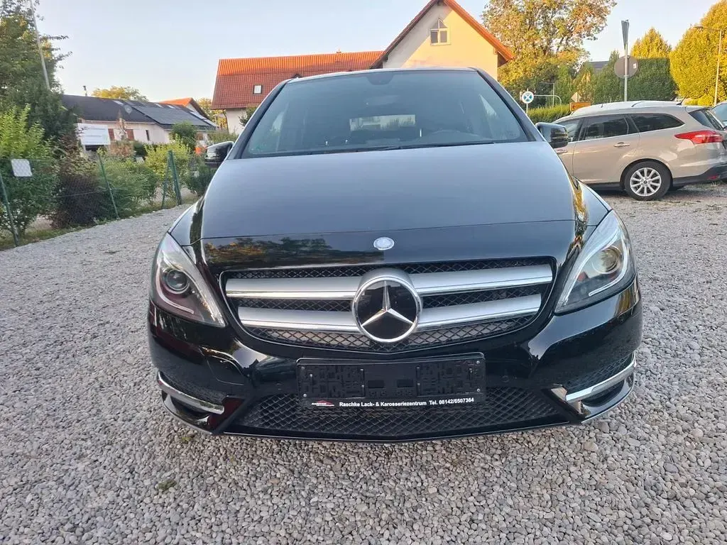 Gebraucht Mercedes B180 122 PS (89 kW) 2014 Schwarz Kleinwagen