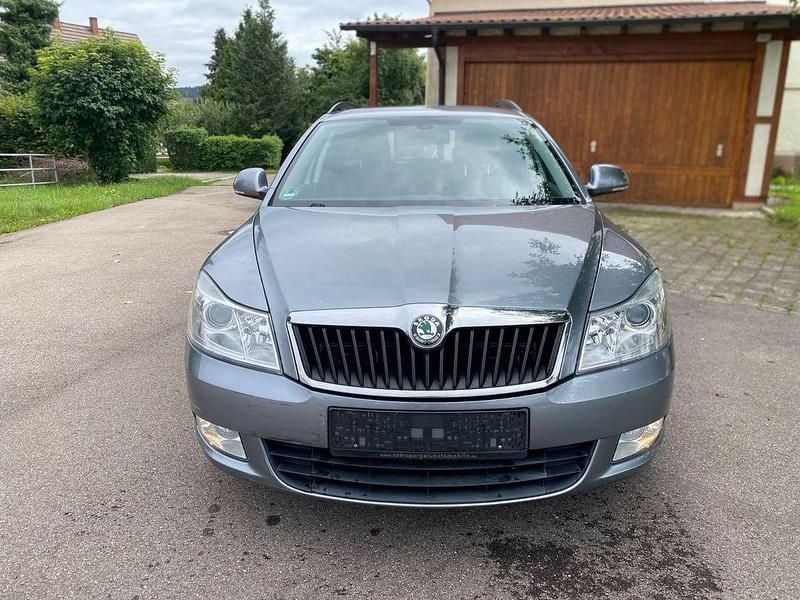 Grau Gebraucht 2011 Skoda Octavia Ambition Kombi | 7.999 € (Fairer Preis) - Bild 1/4