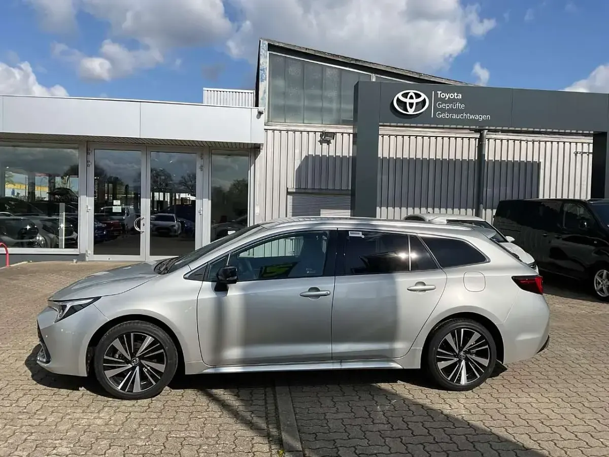 Neu Toyota Corolla 178 PS (130 kW) 2026 Silber Kombi