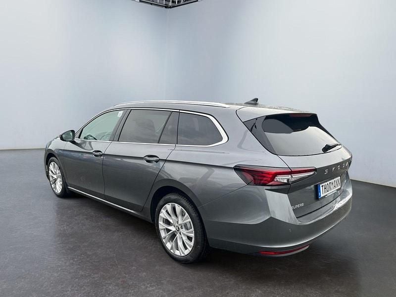 Neu Skoda Superb Selection 193 PS (141 kW) 2025 Graphitegrau Kombi
