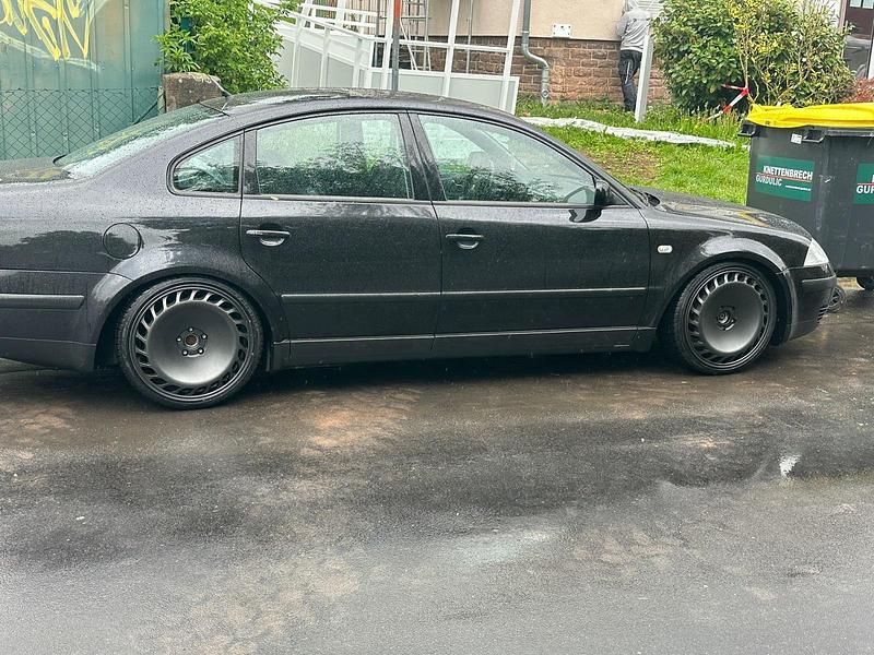 Schwarz Gebraucht 2001 VW Passat Limousine | 1.100 € (Guter Preis) - Bild 1/2