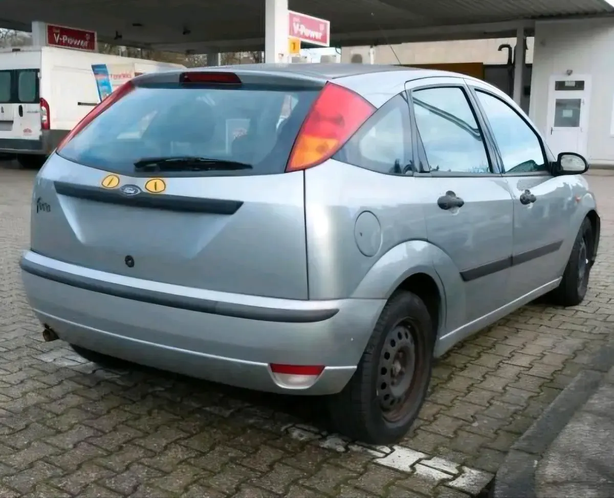 Second-hand Ford Focus 115 CP (84 kW) 2003 Argintiu Hatchback