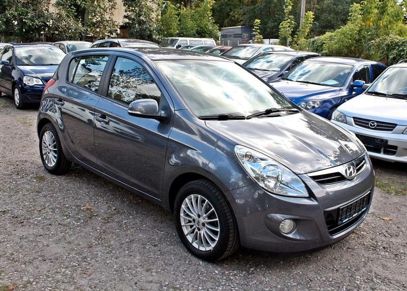 Grau Gebraucht 2011 Hyundai i20 Life Limousine | 4.999 € (Teuer) - Bild 1/4