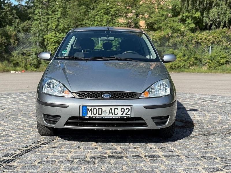 Grau Gebraucht 2004 Ford Focus Limousine | 1.299 € (Guter Preis) - Bild 1/4