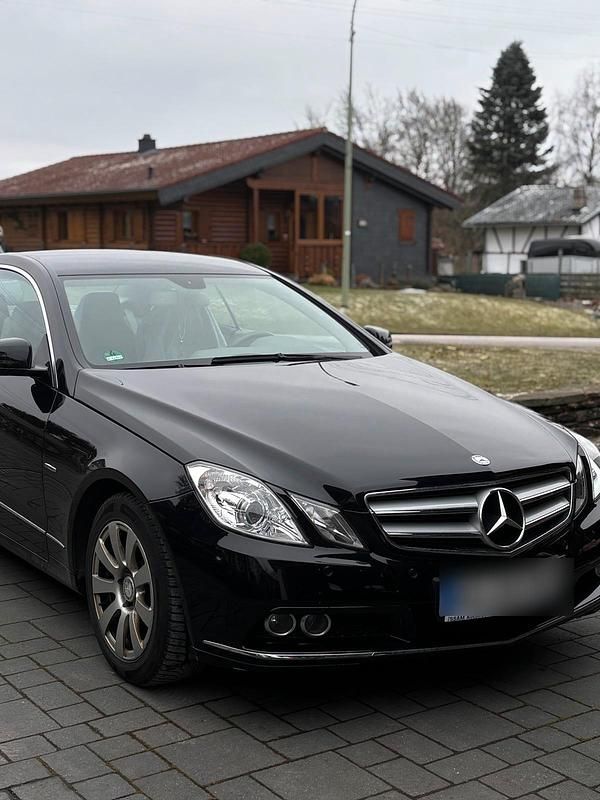 Schwarz Gebraucht 2011 Mercedes E200 Coupé | 12.300 € (Fairer Preis) - Bild 1/4
