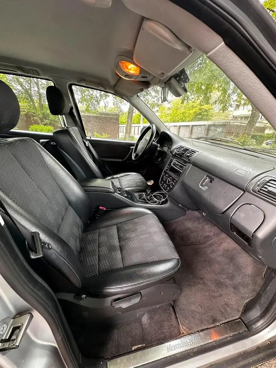 Gebraucht Mercedes ML270 163 PS (119 kW) 2001 Silber SUV
