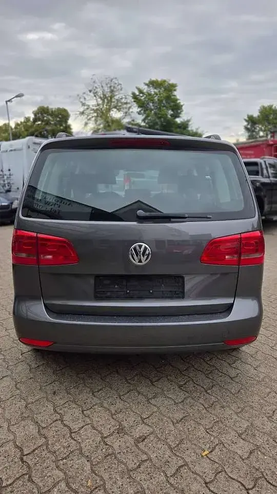 Gebraucht VW Touran Trendline 105 PS (77 kW) 2014 Pepper grey metallic Van / Kleinbus