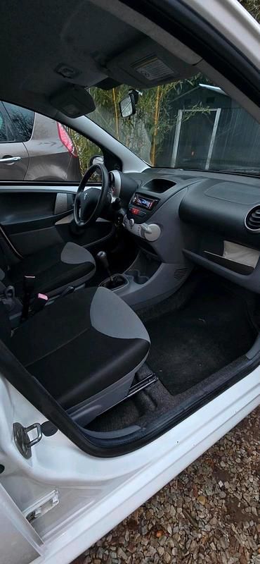 Gebraucht Peugeot 107 69 PS (50 kW) 2010 Weiß Kleinwagen