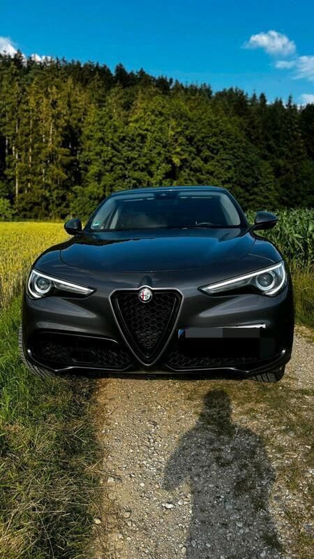 Grau Gebraucht 2017 Alfa Romeo Stelvio SUV | 24.500 € (Etwas zu teuer) - Bild 1/4