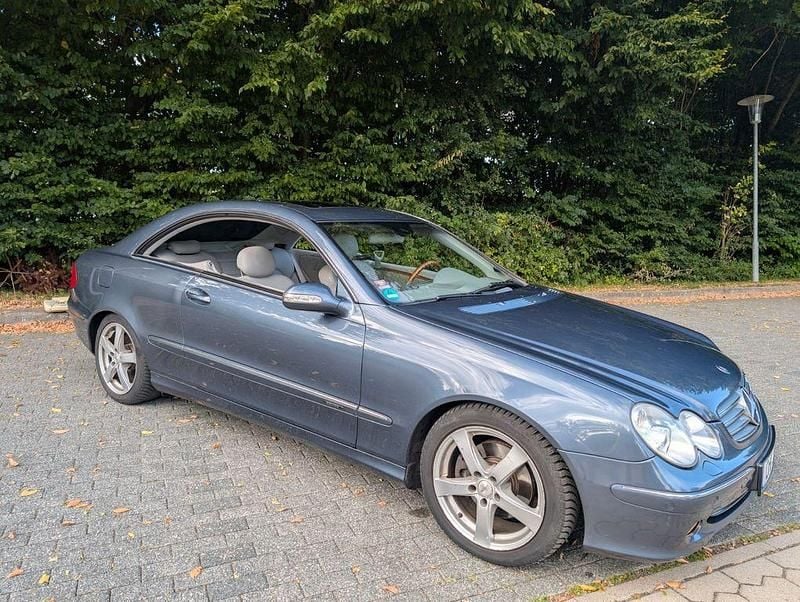 Blau Gebraucht 2003 Mercedes CLK320 Elegance Coupé | 4.200 € (Fairer Preis) - Bild 1/4