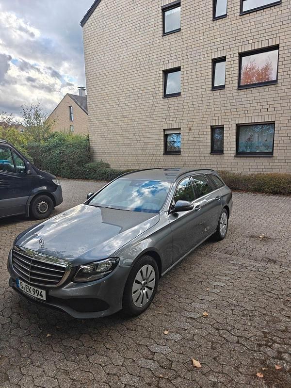 Grau Gebraucht 2017 Mercedes E220 Kombi | 17.500 € (Superpreis) - Bild 1/4
