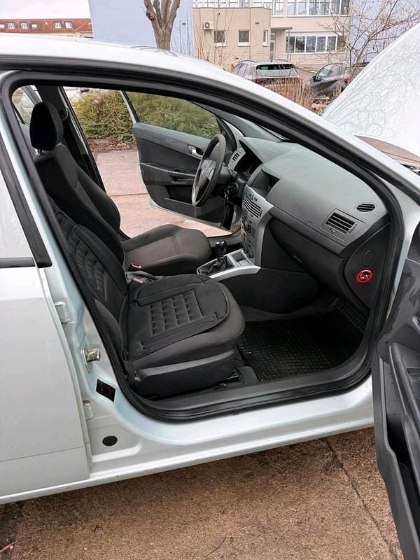 Gebraucht Opel Astra 90 PS (66 kW) 2009 Silber Limousine