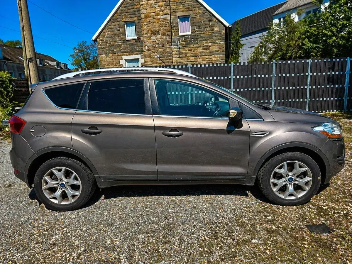 Używany Ford Kuga Titanium 140 KM (102 kW) 2012 Brązowy SUV
