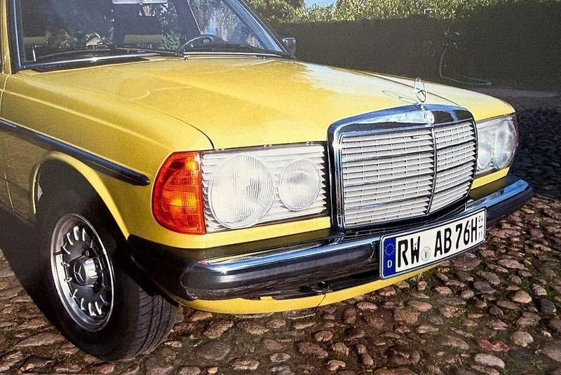Gelb Gebraucht 1980 Mercedes 230 Limousine | 16.800 € - Bild 1/4