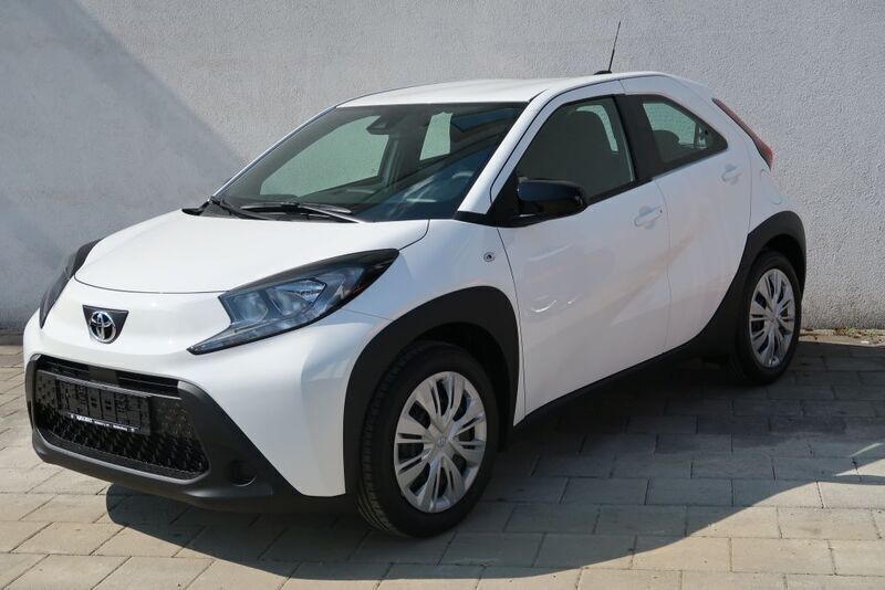 Schneeweiß Gebraucht 2024 Toyota Aygo Business Edition Kleinwagen | 16.440 € (Fairer Preis) - Bild 1/4