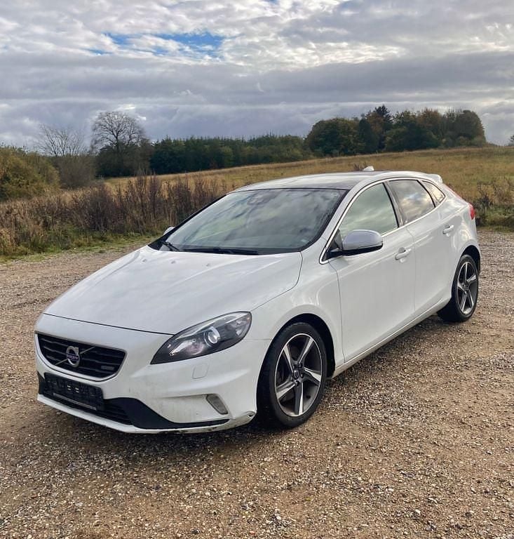 Gebraucht Volvo V40 Summum 177 PS (130 kW) 2013 Weiß Limousine