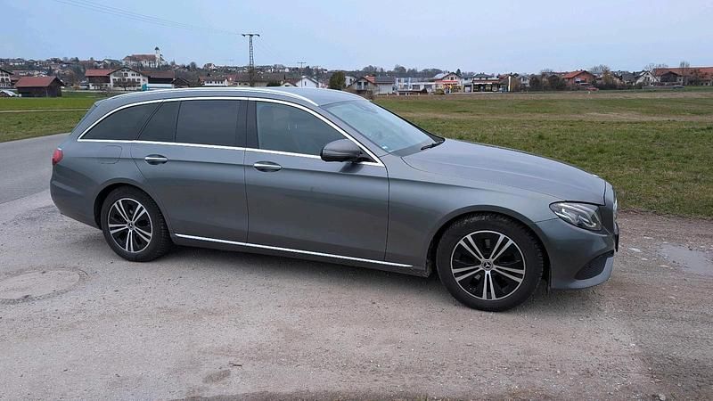 Gebraucht Mercedes E220 194 PS (142 kW) 2017 Grau Kombi