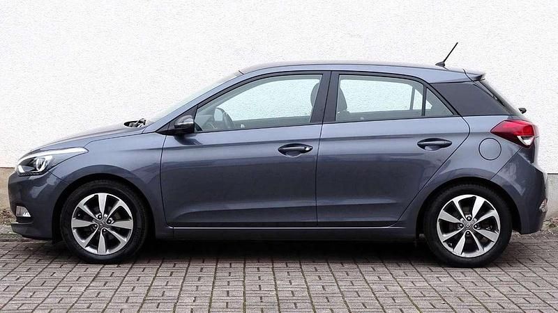 Grau Gebraucht 2016 Hyundai i20 Trend Kleinwagen | 8.900 € (Superpreis) - Bild 1/4