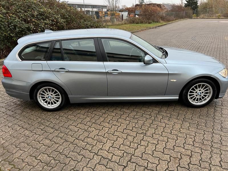 Gebraucht BMW 320 182 PS (133 kW) 2010 Blau Kombi