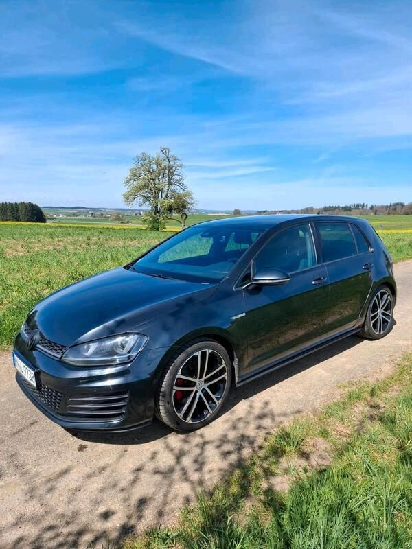 Grau Gebraucht 2016 VW Golf VII Sportline Kleinwagen | 15.000 € (Fairer Preis) - Bild 1/4