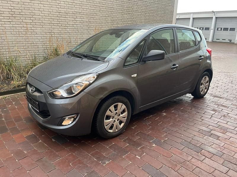 Grau Gebraucht 2011 Hyundai ix20 Kleinwagen | 4.499 € (Superpreis) - Bild 1/4