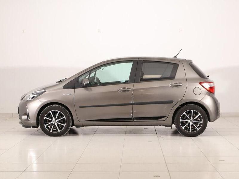 Gebraucht Toyota Yaris Hybrid Team 101 PS (74 kW) 2018 Gray (metallic) Limousine