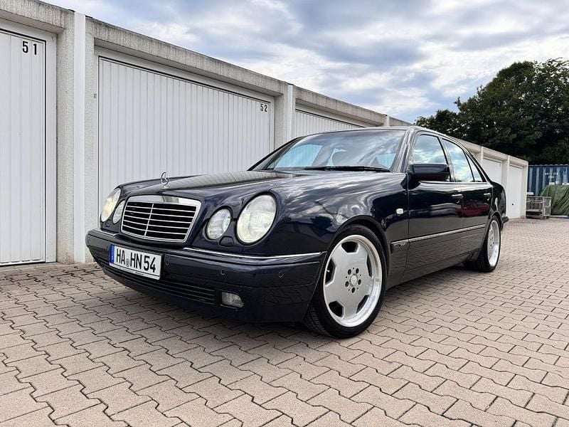 Schwarz Gebraucht 1996 Mercedes E280 Avantgarde Limousine | 7.600 € (Teuer) - Bild 1/4