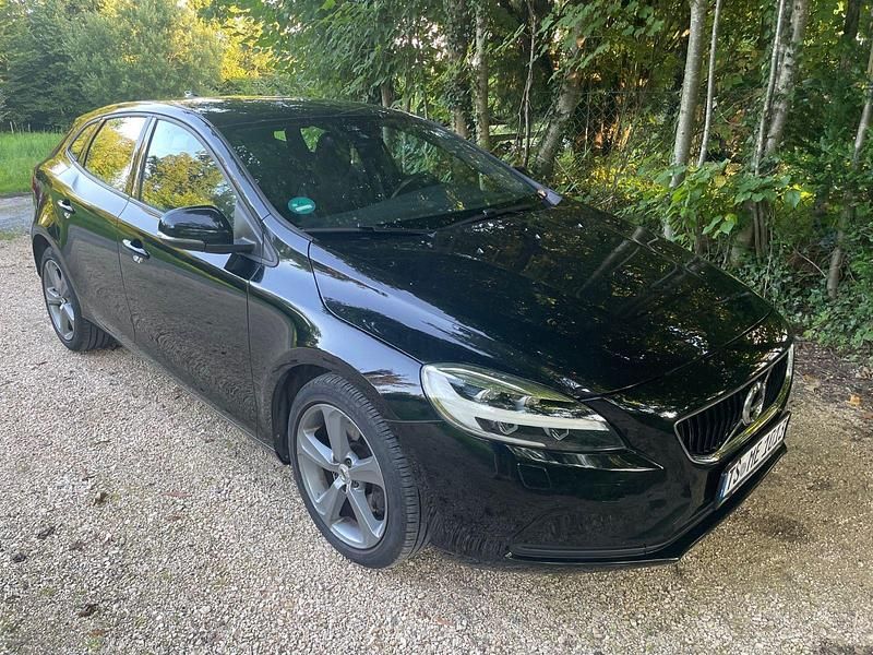 Gebraucht Volvo V40 Momentum 122 PS (89 kW) 2016 Schwarz Limousine