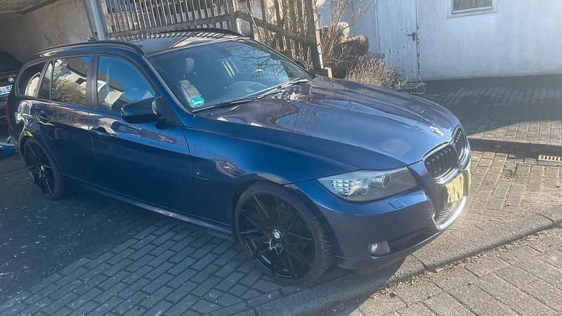Gebraucht BMW 320 Shadowline 184 PS (135 kW) 2010 Blau Kombi