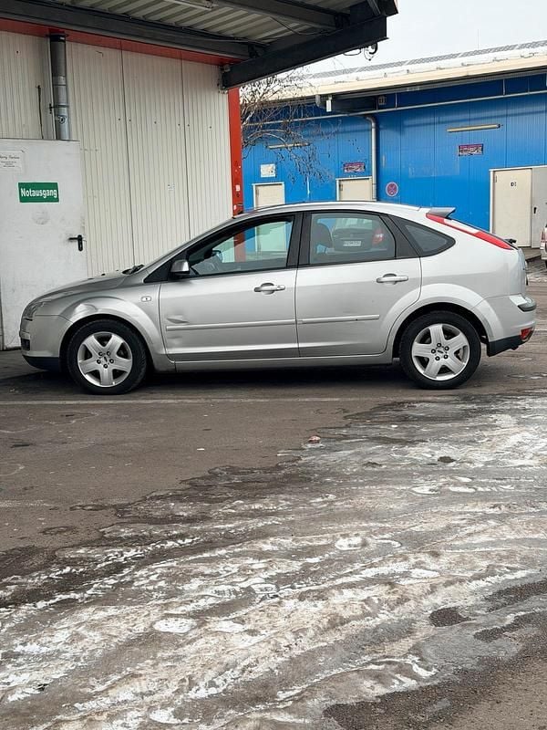 Gebraucht Ford Focus 100 PS (73 kW) 2007 Silber Limousine