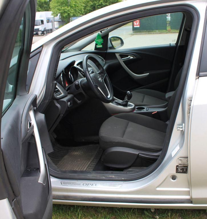 Usado Opel Astra 116 HP (85 kW) 2010 Cinzento Sedan