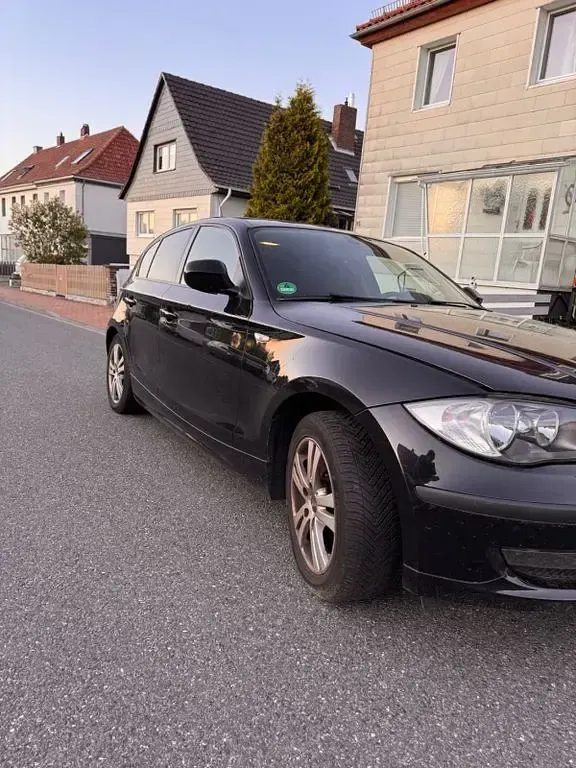 Gebraucht BMW 116 122 PS (89 kW) 2009 Schwarz Kleinwagen