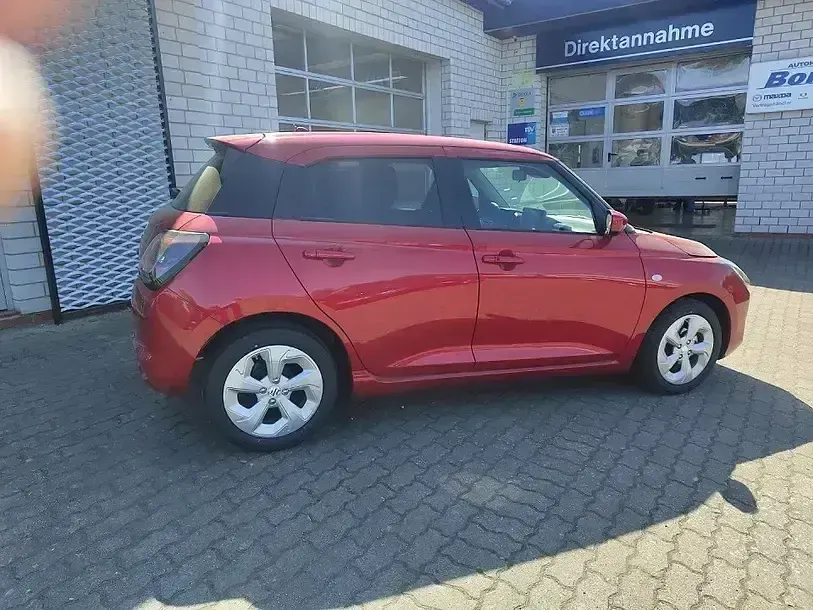 Gebraucht Suzuki Swift Comfort 83 PS (61 kW) 2025 Burning red pearl met. super p Kleinwagen