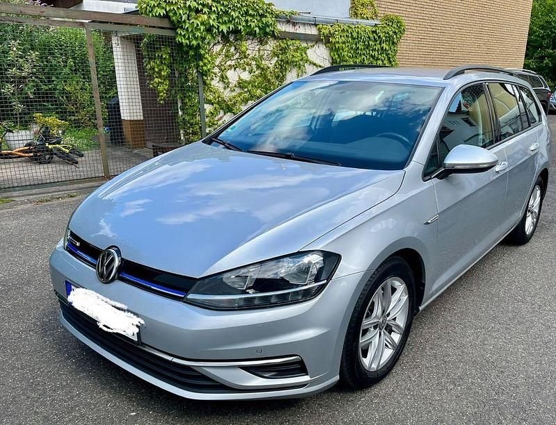 Silber Gebraucht 2020 VW Golf VIII Comfortline Kombi | 15.300 € (Guter Preis) - Bild 1/4
