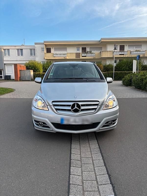 Silber Gebraucht 2010 Mercedes B180 Van / Kleinbus | 3.200 € (Etwas zu teuer) - Bild 1/4