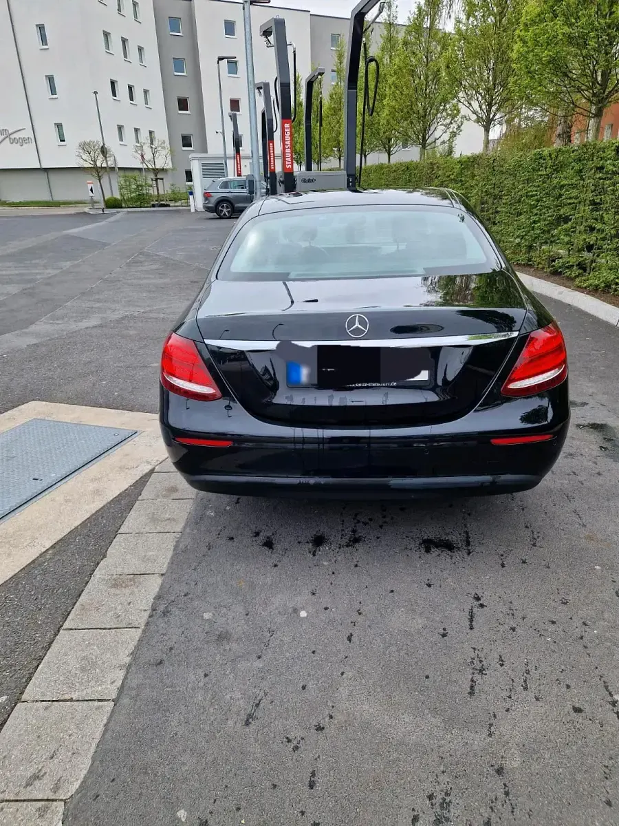 Gebraucht Mercedes E220 194 PS (142 kW) 2019 Schwarz Limousine