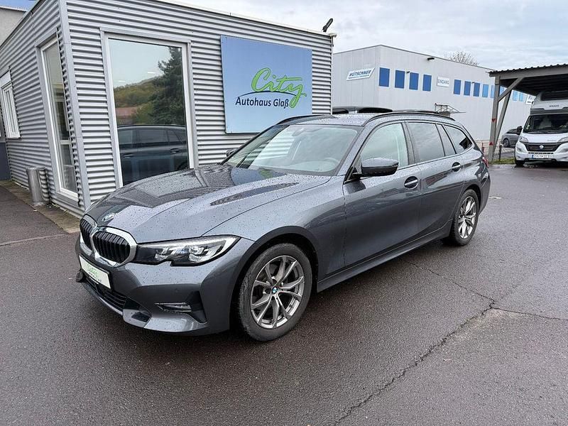 Grau Gebraucht 2020 BMW 320 Sport Line Kombi | 24.980 € (Guter Preis) - Bild 1/4