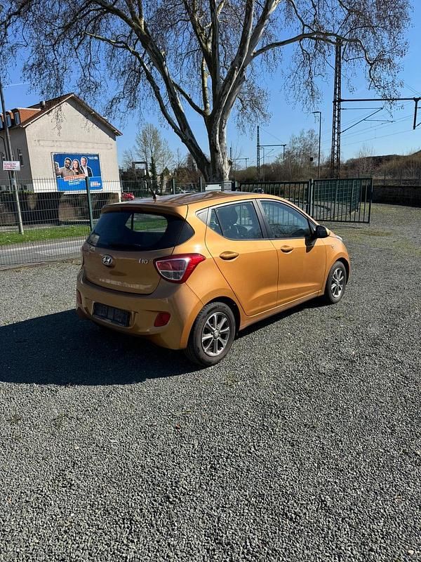 Gebraucht Hyundai i10 67 PS (49 kW) 2015 Orange Kleinwagen