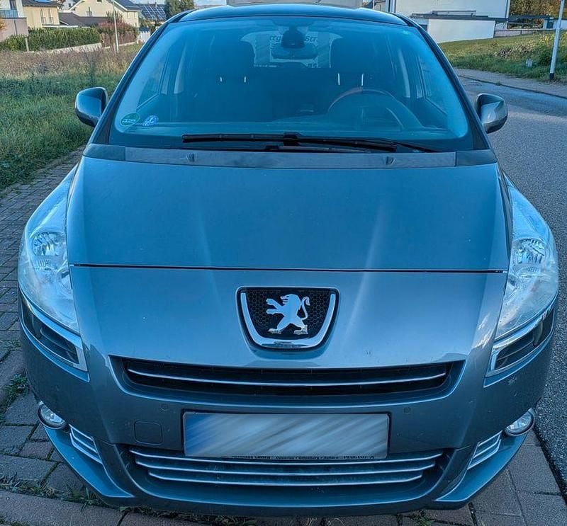Grau Gebraucht 2011 Peugeot 5008 Family Van / Kleinbus | 4.599 € (Fairer Preis) - Bild 1/4