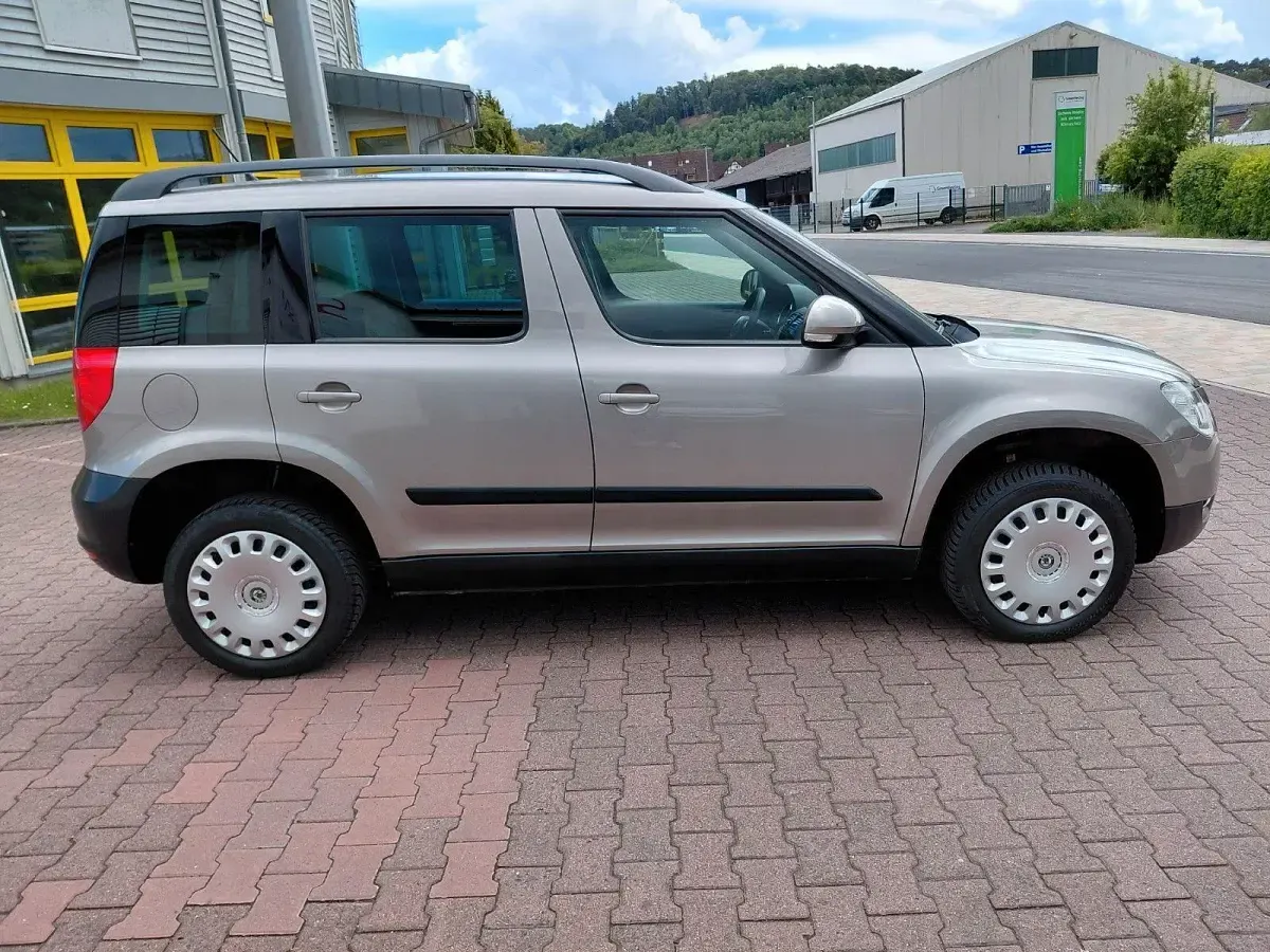 Używany Skoda Yeti Plus Edition 110 KM (80 kW) 2012 Beżowy SUV