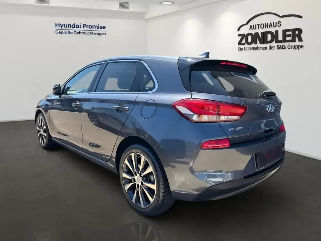 Gebraucht Hyundai i30 Intro Edition 140 PS (102 kW) 2017 Micron grey / met Limousine