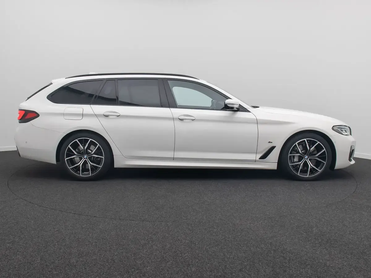 Gebraucht BMW 530 M Sport 286 PS (210 kW) 2023 Alpinweiã uni300 Kombi
