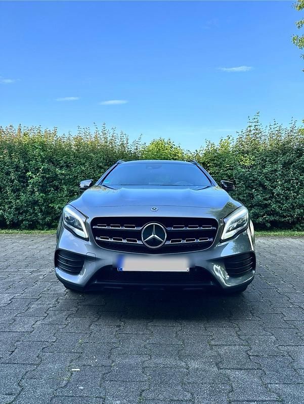 Grau Gebraucht 2018 Mercedes GLA220 SUV | 25.100 € (Fairer Preis) - Bild 1/4
