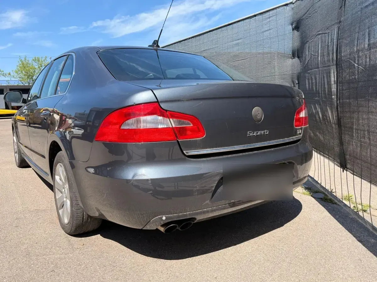 Gebraucht Skoda Superb Ambition 160 PS (117 kW) 2010 Grau Limousine